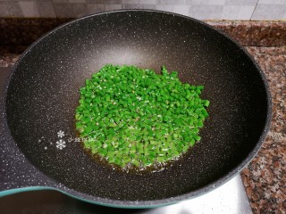 10、豇豆炒鸡蛋,放入豇豆翻炒片刻。
