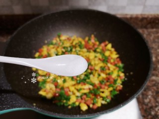 13、豇豆炒鸡蛋,加入适量盐翻炒均匀。