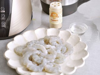 4、鲜蒸葵花虾,放入胡椒粉和料酒