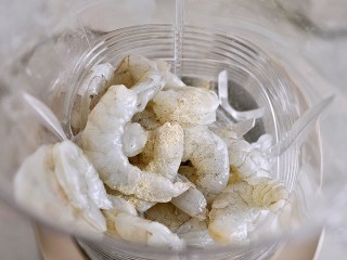 5、鲜蒸葵花虾,一起放入破壁机