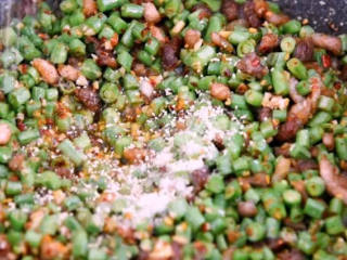 7、肉末豆角,简单又省事的快手做法,人人都会,豆角炒熟后，撒入盐、鸡精，大火炒匀即可