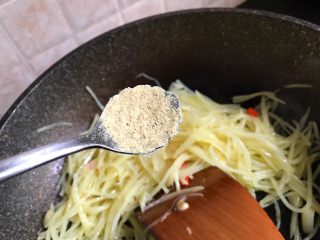10、酸辣土豆丝,加入一勺胡椒粉