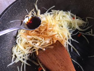 11、酸辣土豆丝,两勺生抽，翻炒均匀
