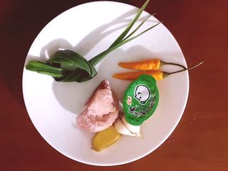 1、瘦肉菠菜煲,将肉，大蒜，生姜，浓汤宝，尖辣椒，蒜苗准备好