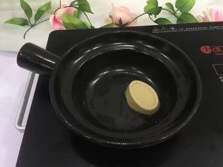 4、瘦肉菠菜煲,准备一个煲，将猪肉浓汤宝放入煲中