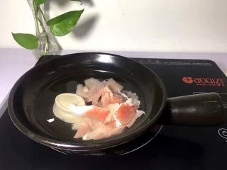 6、瘦肉菠菜煲,将切好的肉片放入煲中