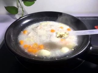 10、瘦肉菠菜煲,煮开后，转中火，放一勺鸡精