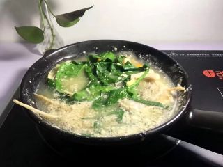 13、瘦肉菠菜煲,将洗干净的菠菜放入