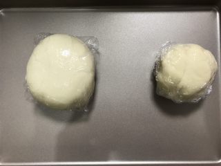 1、玫瑰鲜花饼,油皮和油酥分别包上保鲜膜静置一小时。