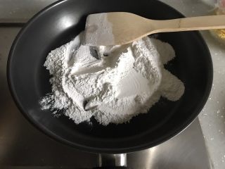 2、玫瑰鲜花饼,糯米粉倒入平底锅，小火炒至微微发黄，炒出糯米香味即可