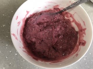 3、玫瑰鲜花饼,糯米粉和玫瑰酱混合均匀，放入冰箱冷藏半小时