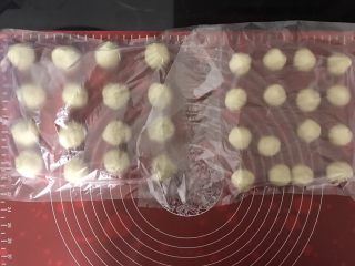 4、玫瑰鲜花饼,油皮和油酥分别分成16份。油皮一份18克，油酥一份12克，揉圆。