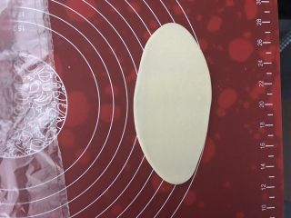 6、玫瑰鲜花饼,取一个面团封口朝上，压扁，用擀面杖上下擀至长舌状