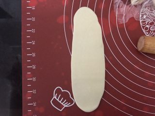8、玫瑰鲜花饼,取一个静置好的面团，收口朝上，压扁，向上下擀开，由上至下卷起。