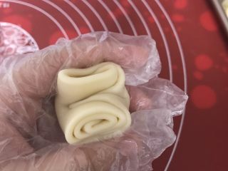 10、玫瑰鲜花饼,取一个静置好的面团，两头向中间捏紧，压扁擀开