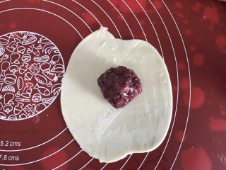 11、玫瑰鲜花饼,取出静置好的玫瑰花酱，分成16份揉成圆团，包上玫瑰花馅