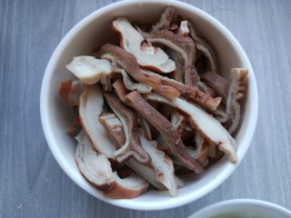 1、麻辣炒猪肚, 水煮的猪肚切细条。我用的是熟猪肚，也可以用生猪肚，葱姜水加料酒和盐，将猪肚煮熟捞出。