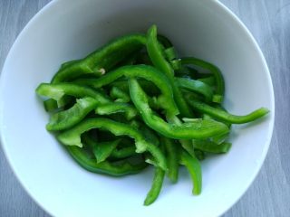 2、麻辣炒猪肚,尖椒去芯，切细条