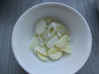 4、麻辣炒猪肚,切大葱，将大蒜拍碎