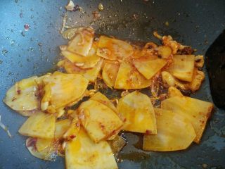 7、麻辣炒猪肚,倒入土豆片，快速翻炒。土豆片不要炒得太久太熟，会丧失口感切容易碎。