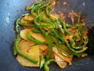 9、麻辣炒猪肚,加盐炒匀。我习惯分步加盐，更容易炒匀和入味，也可以一次性加盐，这个根据个人习惯来吧