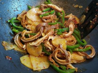 11、麻辣炒猪肚,加少许麻油炒匀，出锅点加少许鸡粉提鲜即可