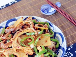 12、麻辣炒猪肚,炒匀后盛出即可