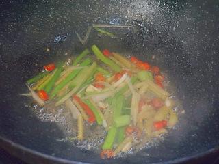 3、焖煮草鱼????,热油下锅配料翻炒均匀