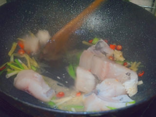 4、焖煮草鱼????,再倒入鱼块翻炒均匀