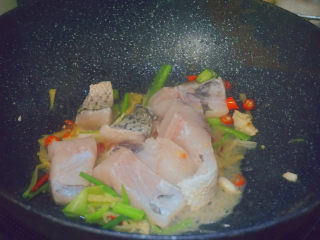 5、焖煮草鱼????,加入适量的盐