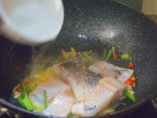 6、焖煮草鱼????,再加入适量的清水