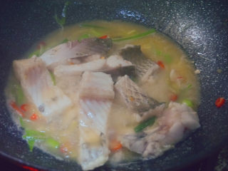 8、焖煮草鱼????,后打开盖子翻炒继续焖煮2-3分钟