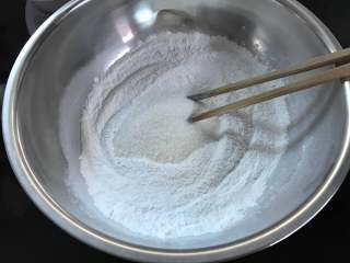 1、圣诞冰雪娃娃,把粉类混匀后加入白糖。