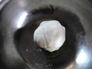 2、圣诞冰雪娃娃,加入开水揉成软硬合适的面团。