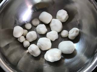 3、圣诞冰雪娃娃,分成40克、20克、5克三种大小的剂子。