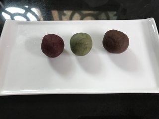 4、圣诞冰雪娃娃,多出的面团分别加红曲粉、抹茶粉、可可粉揉成3种有色面团。