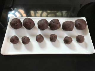 5、圣诞冰雪娃娃,豆沙馅儿也分成20克和10克二种大小。