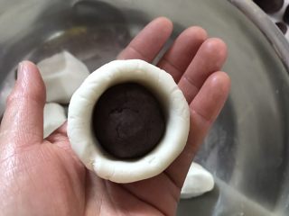 7、圣诞冰雪娃娃,放入豆沙馅儿。