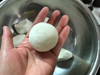 8、圣诞冰雪娃娃,捏紧收口后搓圆。