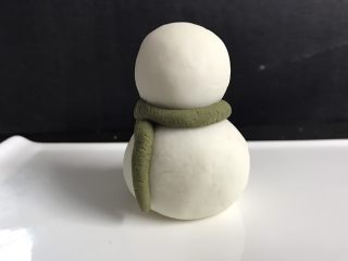 10、圣诞冰雪娃娃,用彩色面团围上围巾。