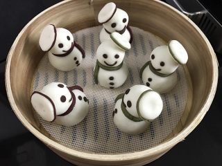 13、圣诞冰雪娃娃,做好后码入蒸笼中。