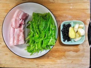 9、超满足便当（2）,青椒豆豉五花肉备料 青椒去头去籽 切丝