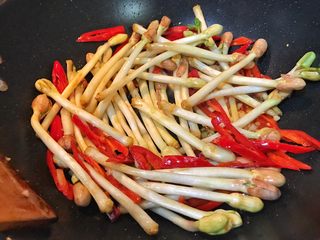 17、超满足便当（2）,放入花生苗煸炒