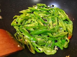 29、超满足便当（2）,加入青椒 翻炒 放盐 翻炒