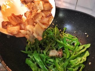 30、超满足便当（2）,加入煸好的五花肉 翻炒