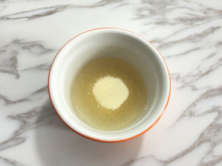 1、芒果水晶果冻,将吉利丁粉倒入40克纯净水中。