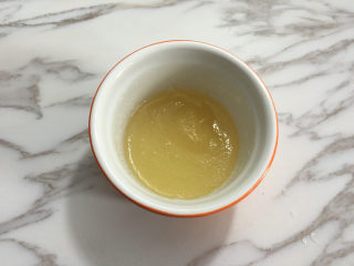 2、芒果水晶果冻,用勺子搅拌均匀。
