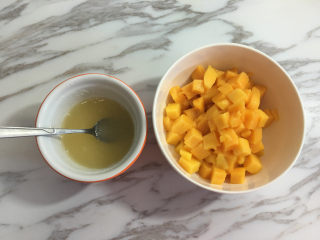 3、芒果水晶果冻,芒果切成小丁状备用。