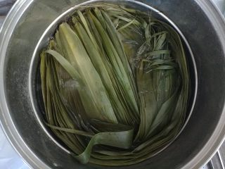 1、大红枣粽子,粽叶洗净，晚上提前煮透，一是可以消毒，二是住过的粽叶柔软，包粽子比较容易，尤其对新手来说。