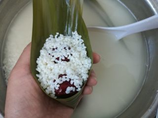 7、大红枣粽子,再盖上一层糯米。不能太多，煮的时候后会溢出来，也不能太少，太少的话粽子煮出来不抱团，会散影响口感